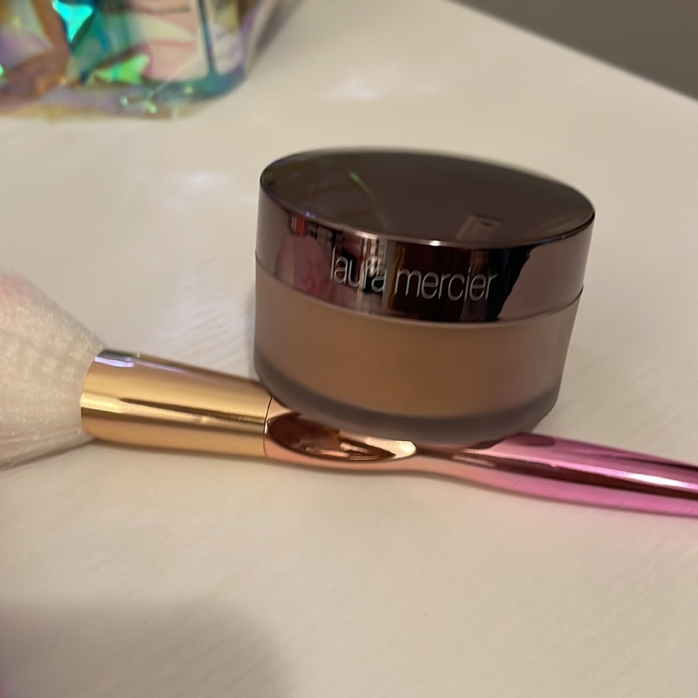 Laura Mercier translucent loose setting powder-glow/ Translucent Medium Deep